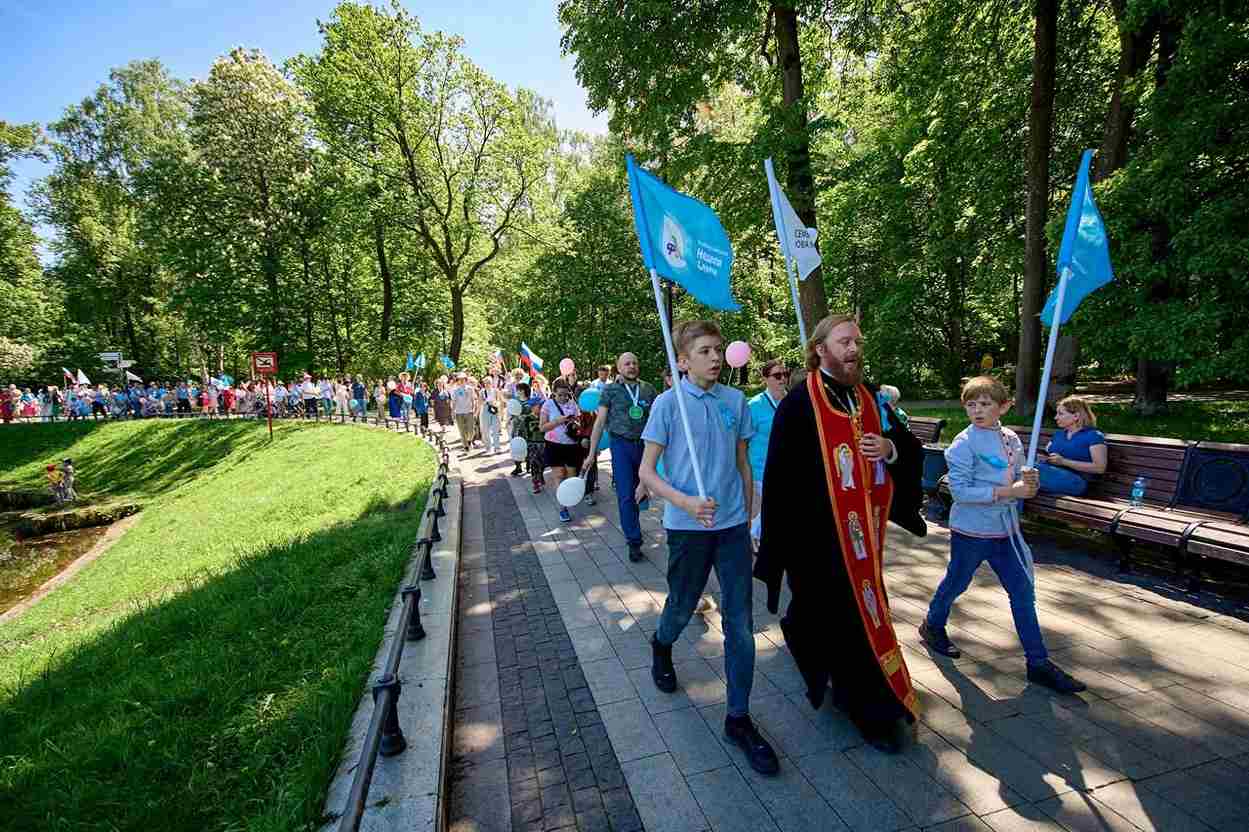 С детьми счастья больше. Масштабное шествие и молебен о благополучии российских семей